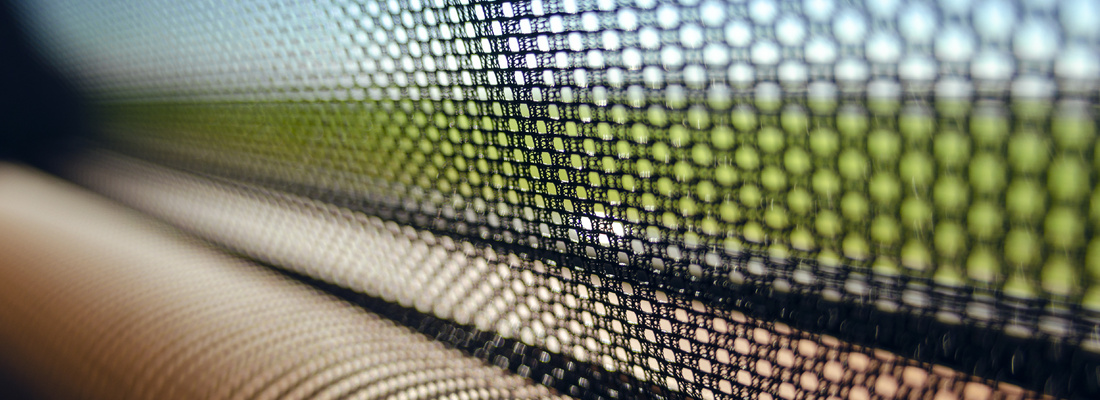 Comfort and protection all season long – combining screen blinds with framed insect screens