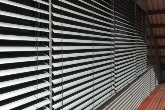 features External Venetian blinds Z90 BOX concealed