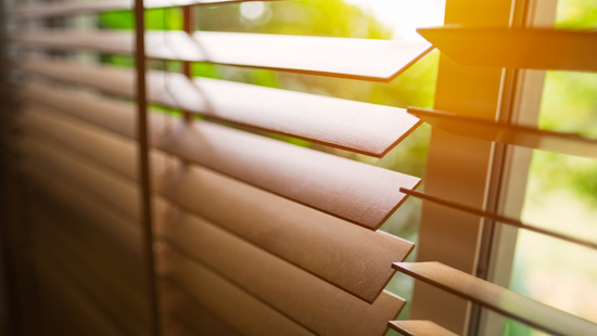 Medinės žaliuzės su juostomis